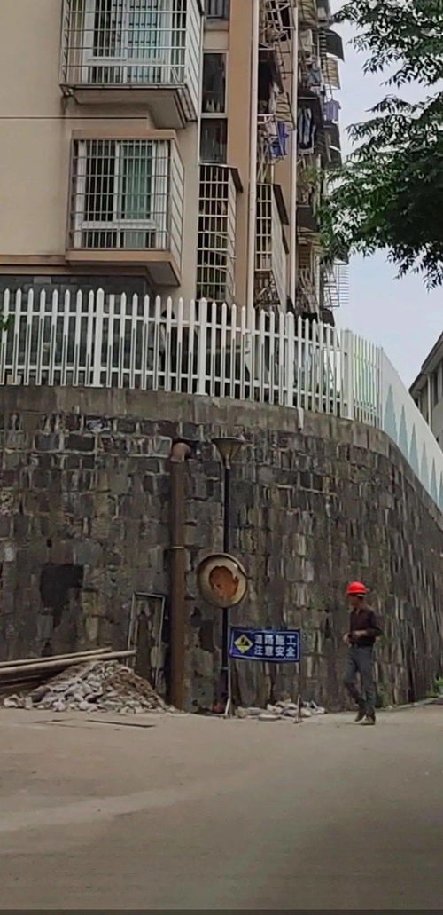 新昌某小區被曝野蠻施工，建筑材料堆放雜亂引業主擔憂